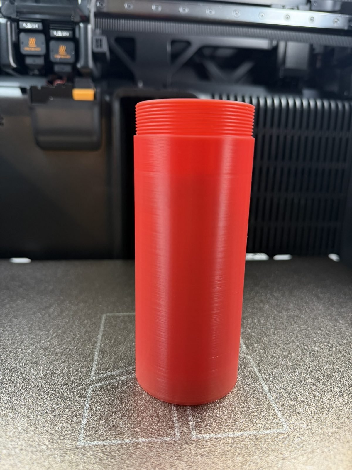 Batch of threaded red printed containers on the print bed (photo 2 of 2)